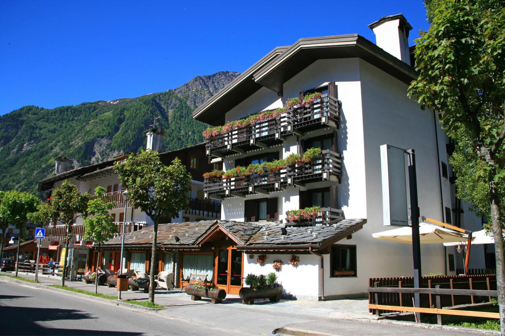 Hotel Les Jumeaux Курмайор Экстерьер фото
