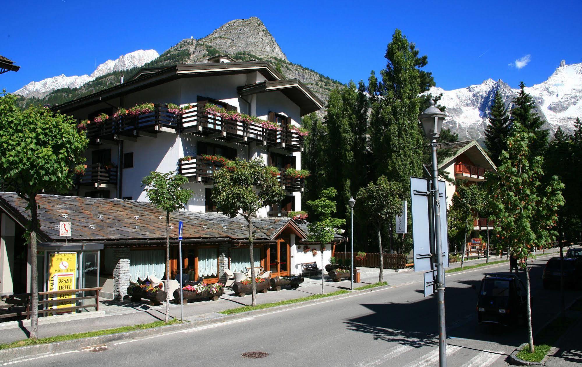Hotel Les Jumeaux Курмайор Экстерьер фото